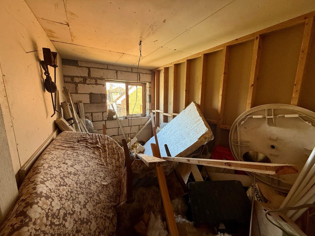 Lot: 41 - LARGE HOUSE AND FIVE GARAGES WITH POTENTIAL - Bedroom two